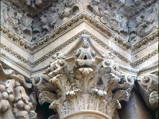 Palazzolo Acreide - Chiesa della Annunziata - Particolare di un capitello